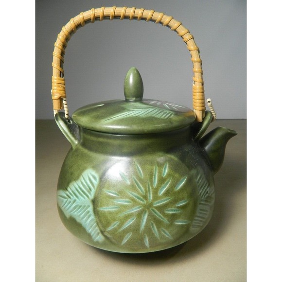 Lily Pad Teapot w/ Bamboo Handle Green Stoneware Japan Chip o Bottom of Lid - Picture 3 of 9
